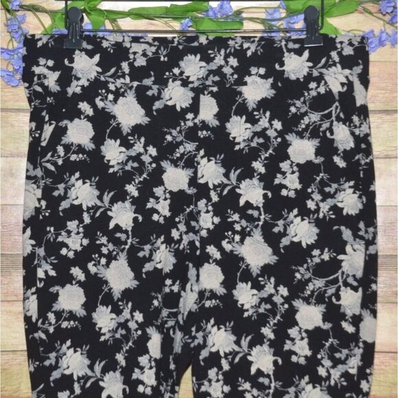Torrid Womens 2 2X Black Cream Floral Leggings Short Knee Length Pockets Stretch - Picture 2 of 7